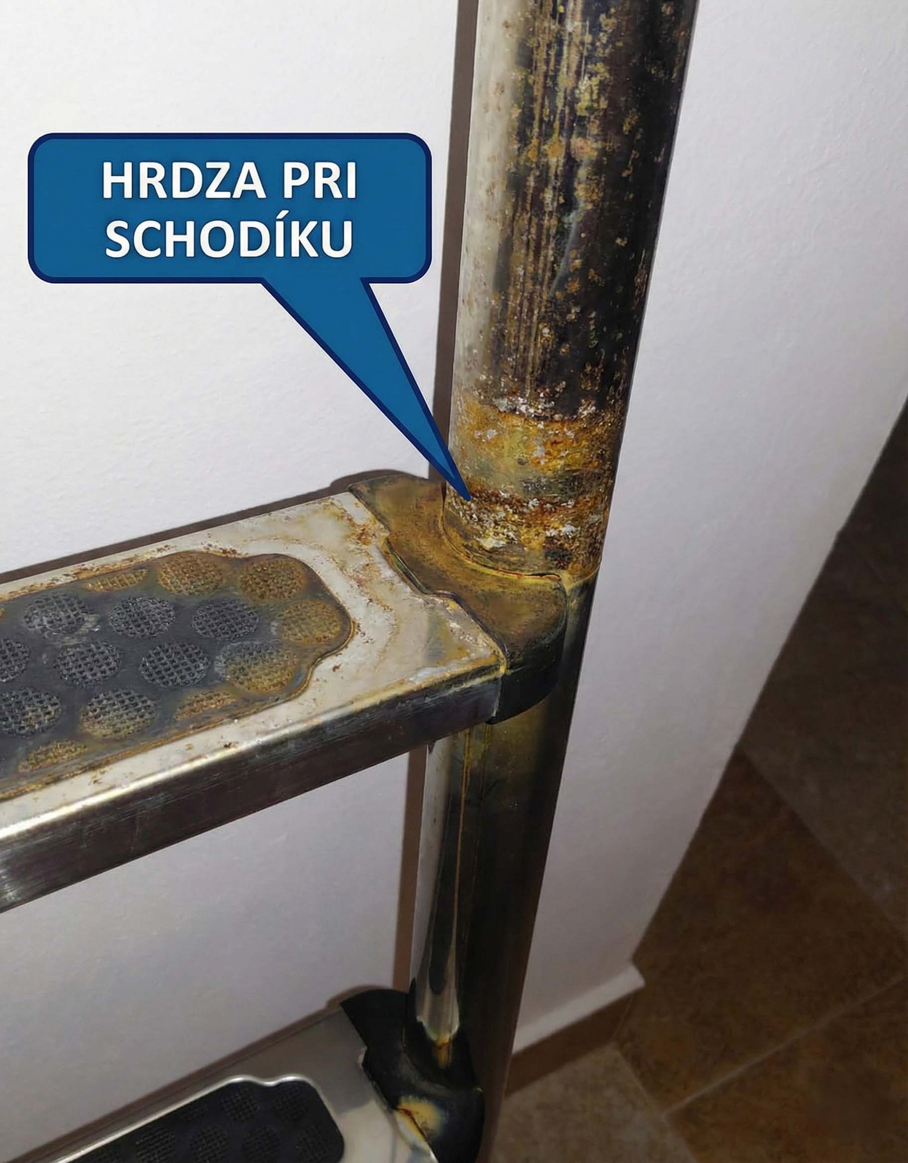 Korrosion an der Beckenleiter im Bereich der Verbindung zwischen Stufe und Holm